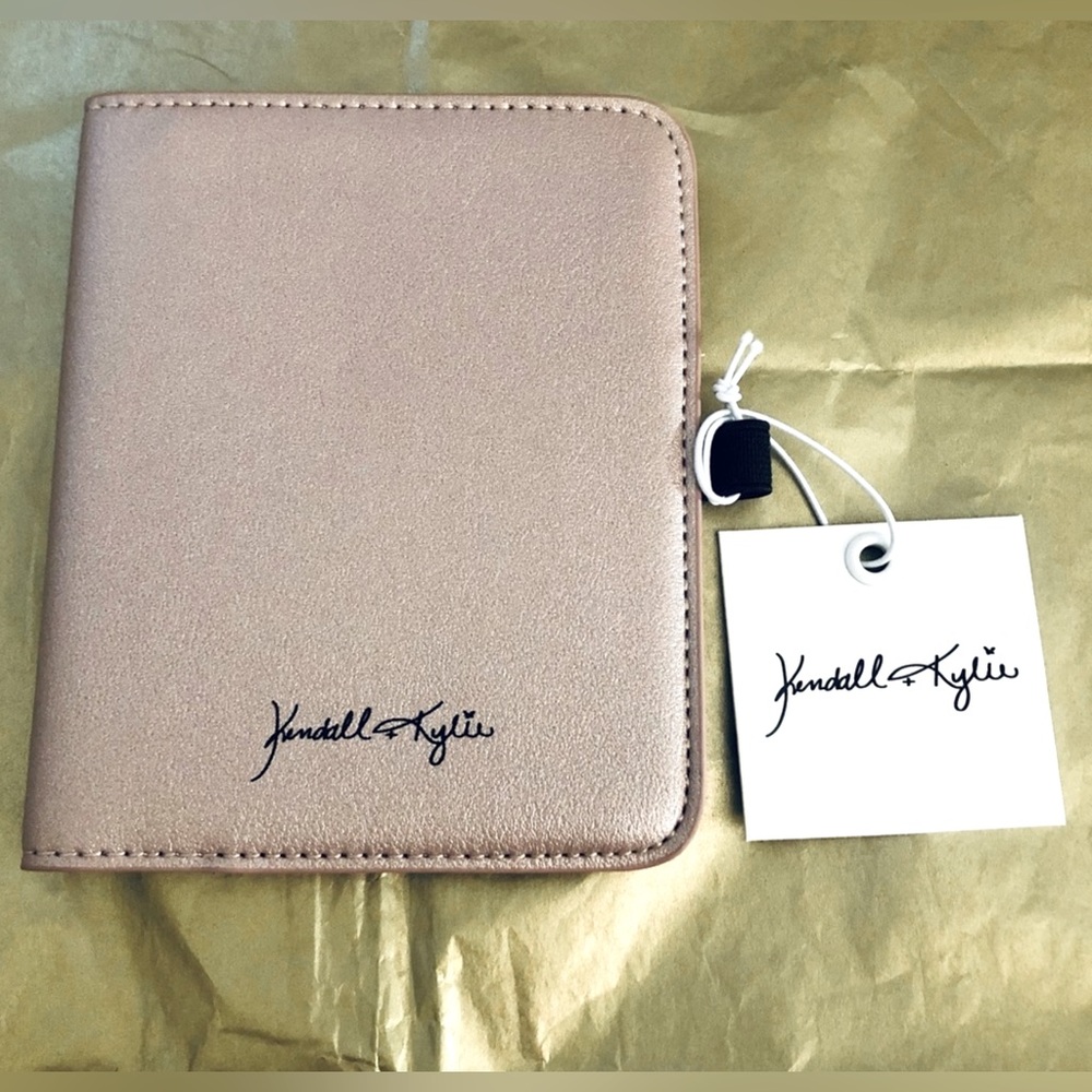 🔖 Kendall & Kylie Passport Holder